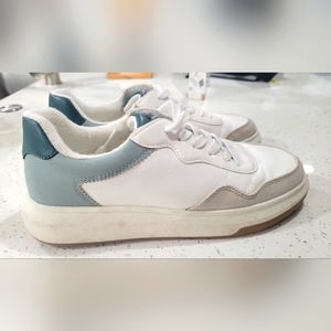 Universal Thread Women's Sneaker size 9.5